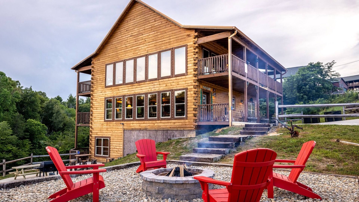 Sevierville Cabin | Private Lake- Amazing Views -2 Acres - Lux Cabin