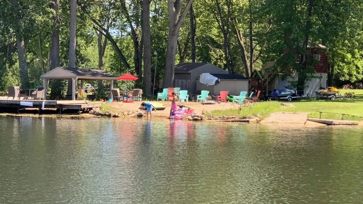 South Lyon Cottage | Private Lake -Northern Michigan without the drive!