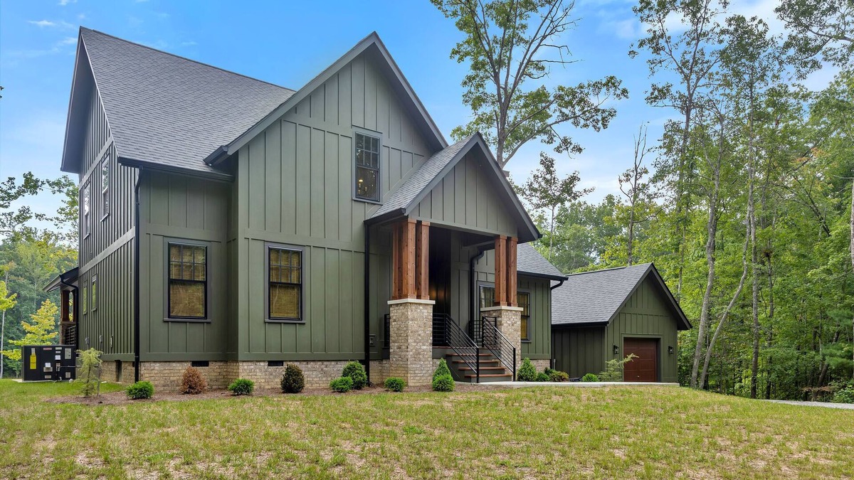 Cooleys Rift House | Private Lake! Waterfalls! Hiking Trails in Sewanee