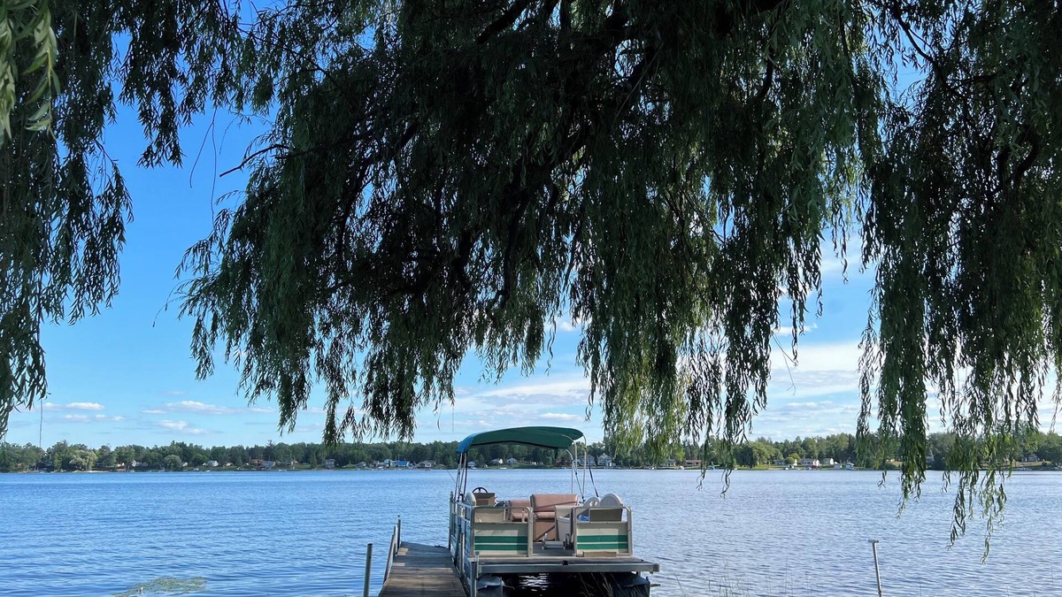 Hale Cottage | Private Lakefront Cabin with a Retro Vibe