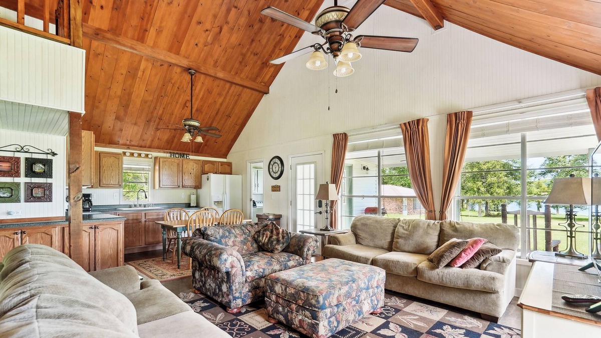 Negreet Cabin | Private Lakefront Escape: Covered Patio, Fire Pit!