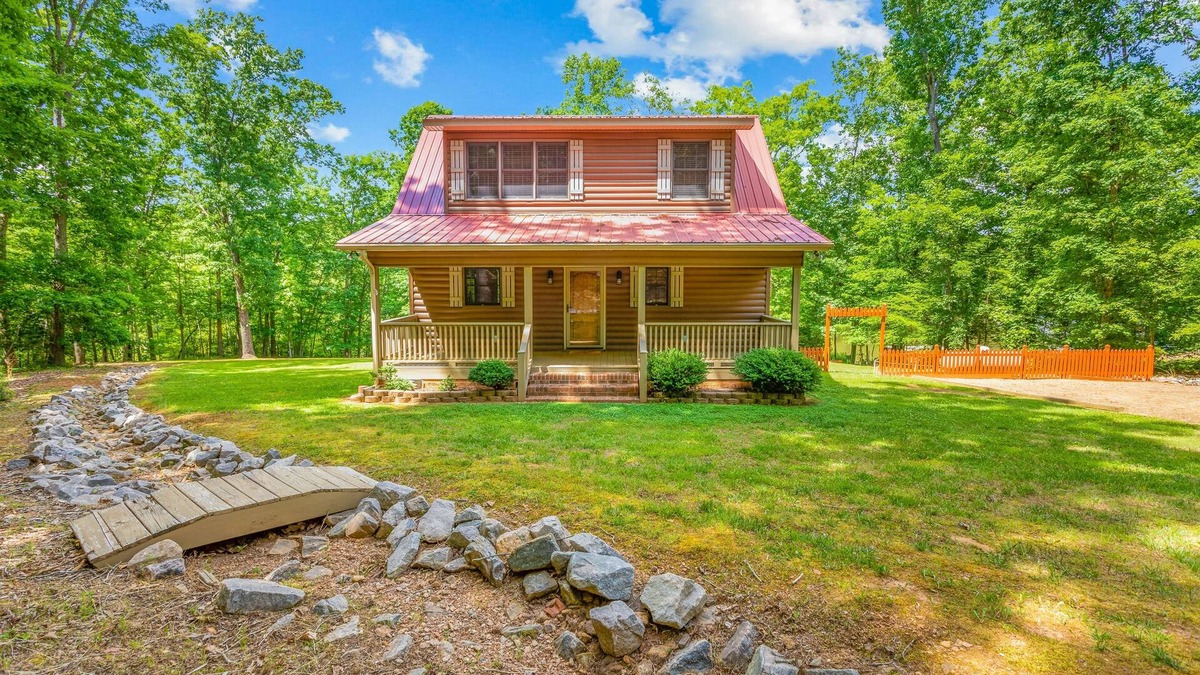 Wise Cabin | Private lakefront hideaway with dock, swing bench, remote work desk, & AC