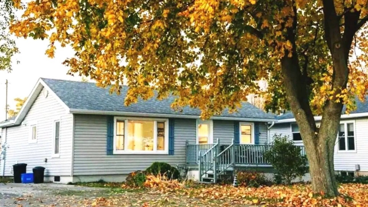 Selkirk House | Private Lakefront House with Hot Tub, Kayaks and Beach