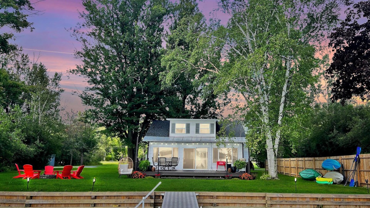 Auburn Cottage | Private Lakefront Rare 2+ Acre Lot Sleeps 8