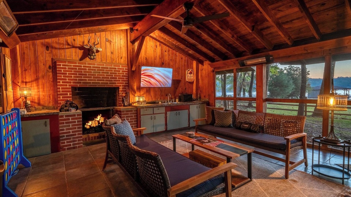 Eatonton House | Private Lakefront Spread: BigH2O, Smokehouse, Spa, Firepits, Fence, Pets