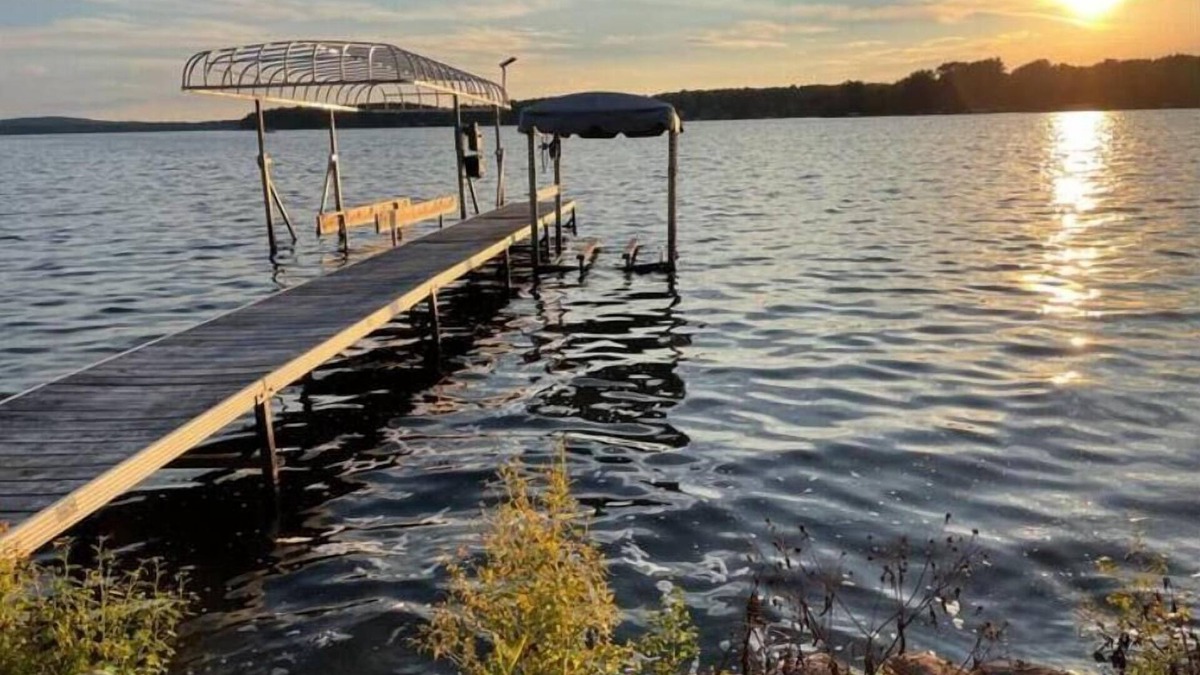 Grawn House | Private Lakehouse Retreat - The Getaway at Duck Lake