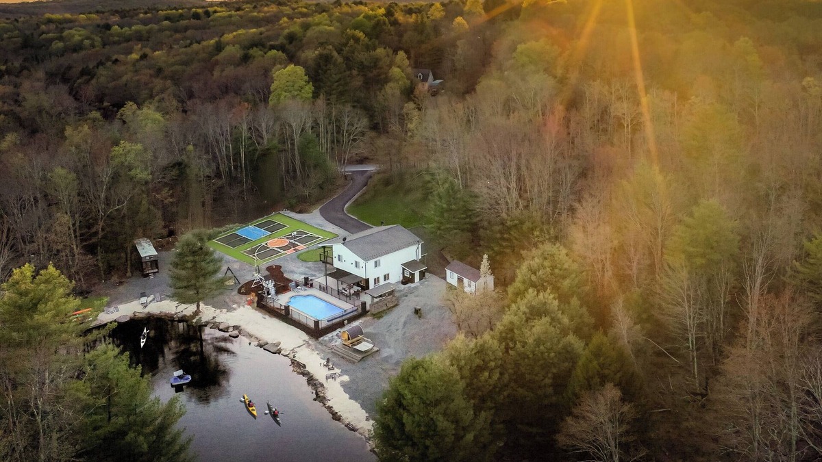 Woodbourne House | Private Lakeside Paradise - Pool/Hot tub/Sauna/RV/Pickleball/Basketball