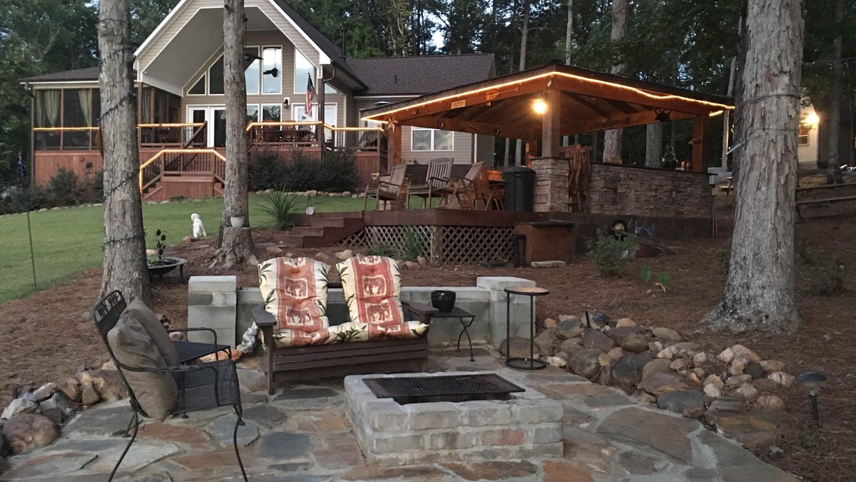 Chappells House | Private Lakeside, private Dock, Outddor Kitchen Fire Pit & More
