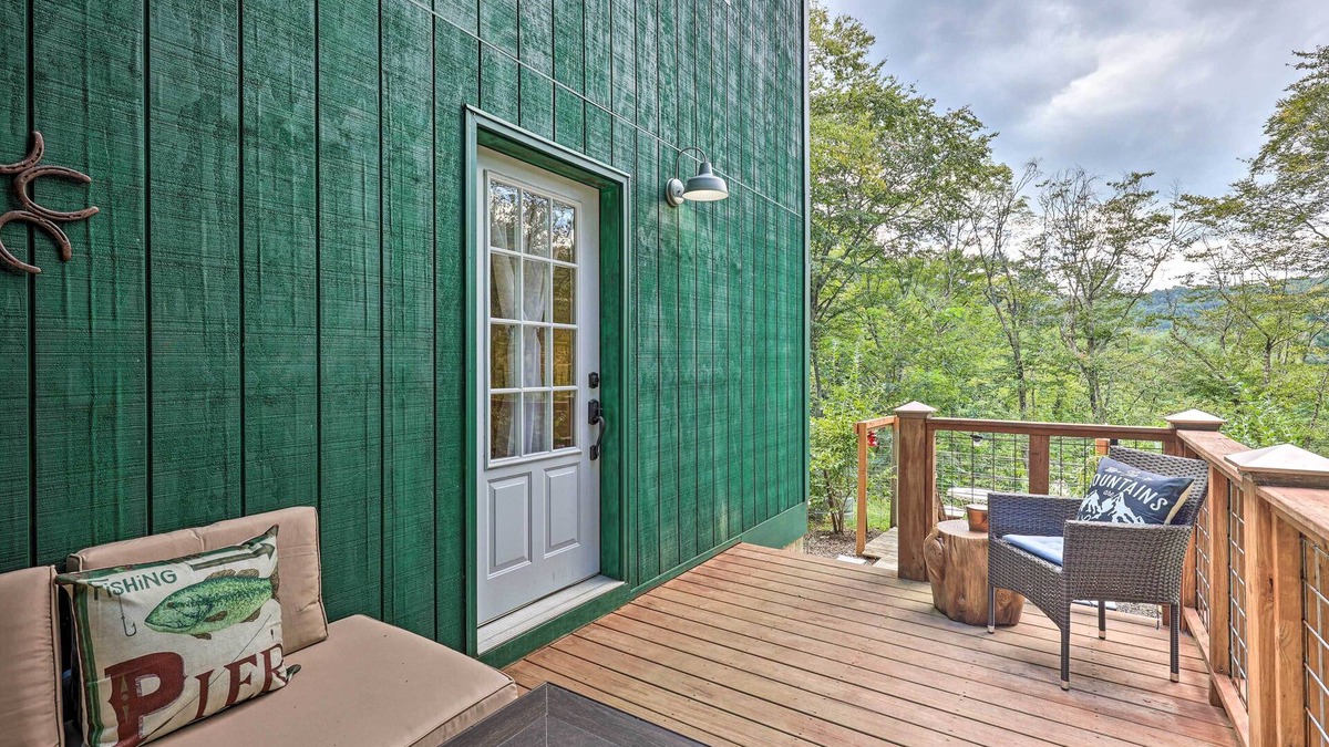 Lansing Cottage | Private Lansing Oasis, 8 Miles to Creeper Trail!