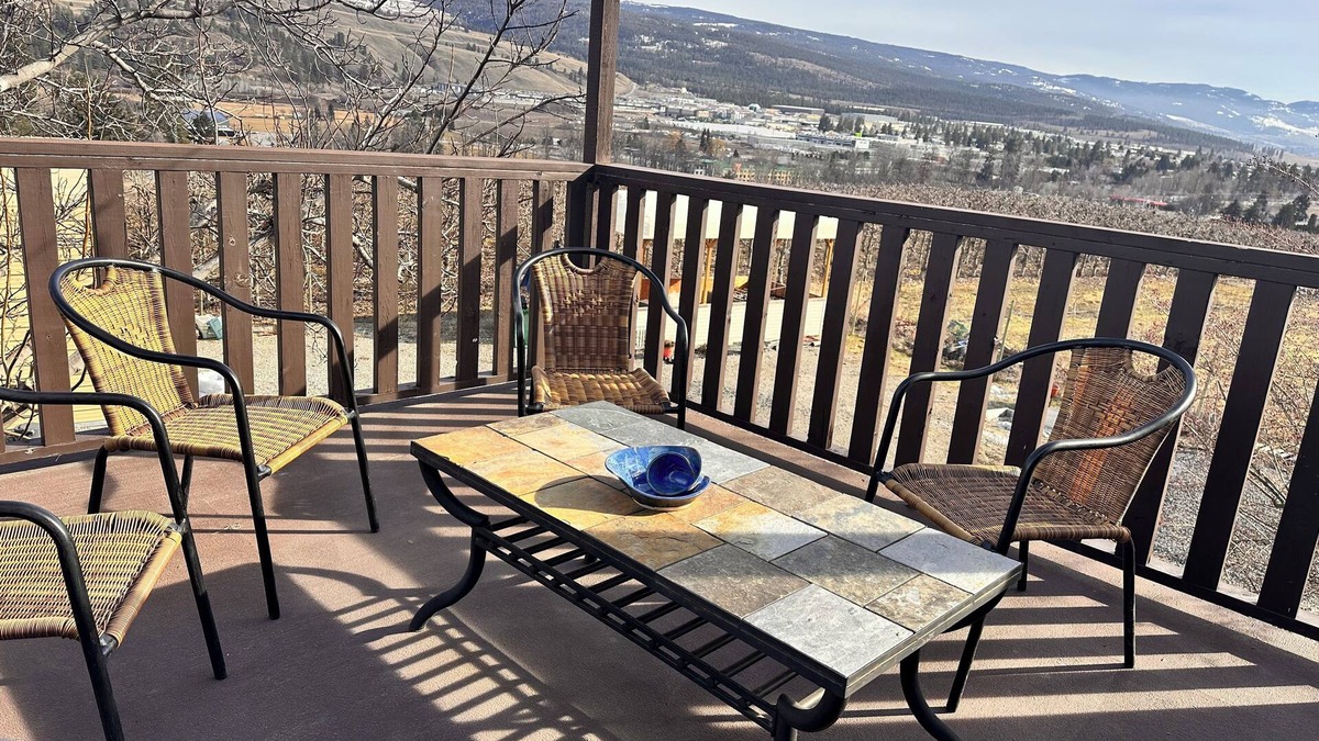 Winfield House | Private large 3-bedroom upstairs suite in enchanting Lake Country house with AC