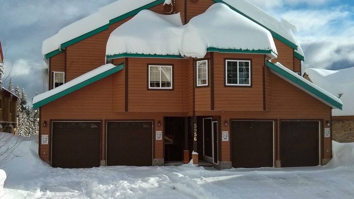 Snow Pine Estates Ski Chalet | Private Large Chalet True Ski-In Ski-Out Perfect Location, Family/Pet Friendly