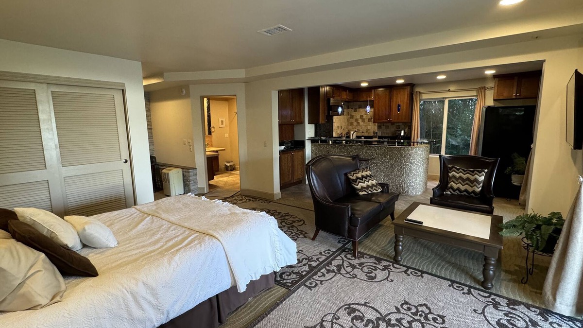 Del Mar Heights House | Private Large Guesthouse in Coastal Del Mar, close to beaches and restaurants.