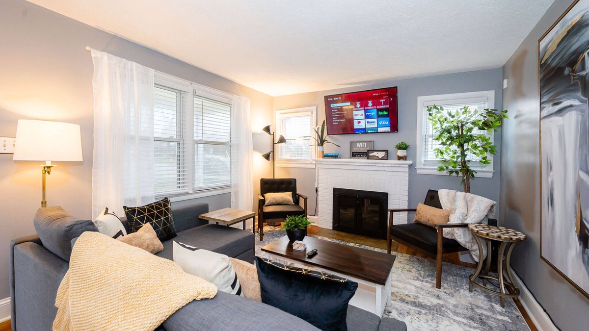 High Point House | ❤️ Private Large Patio, 2Mile Downtown, 2Min to HPU, SMART TVs ❤️