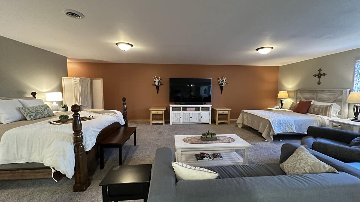 Otterbien Home House | Private Large Suite, cozy, quiet & close to I-75