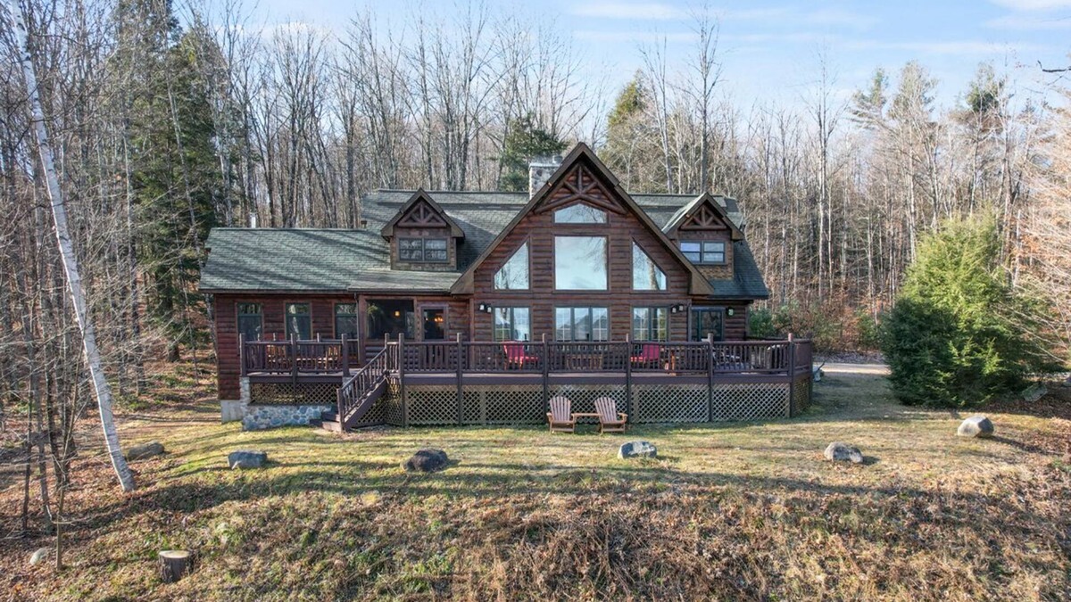 Johnsburg Cabin | Private Lincoln Log Luxury Lodge in the Adirondacks