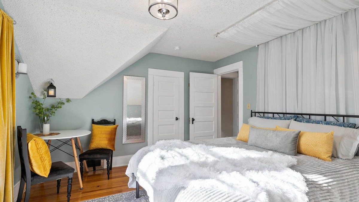 Logan House | Private Loft in 2 Story Victorian, Billiken Inn