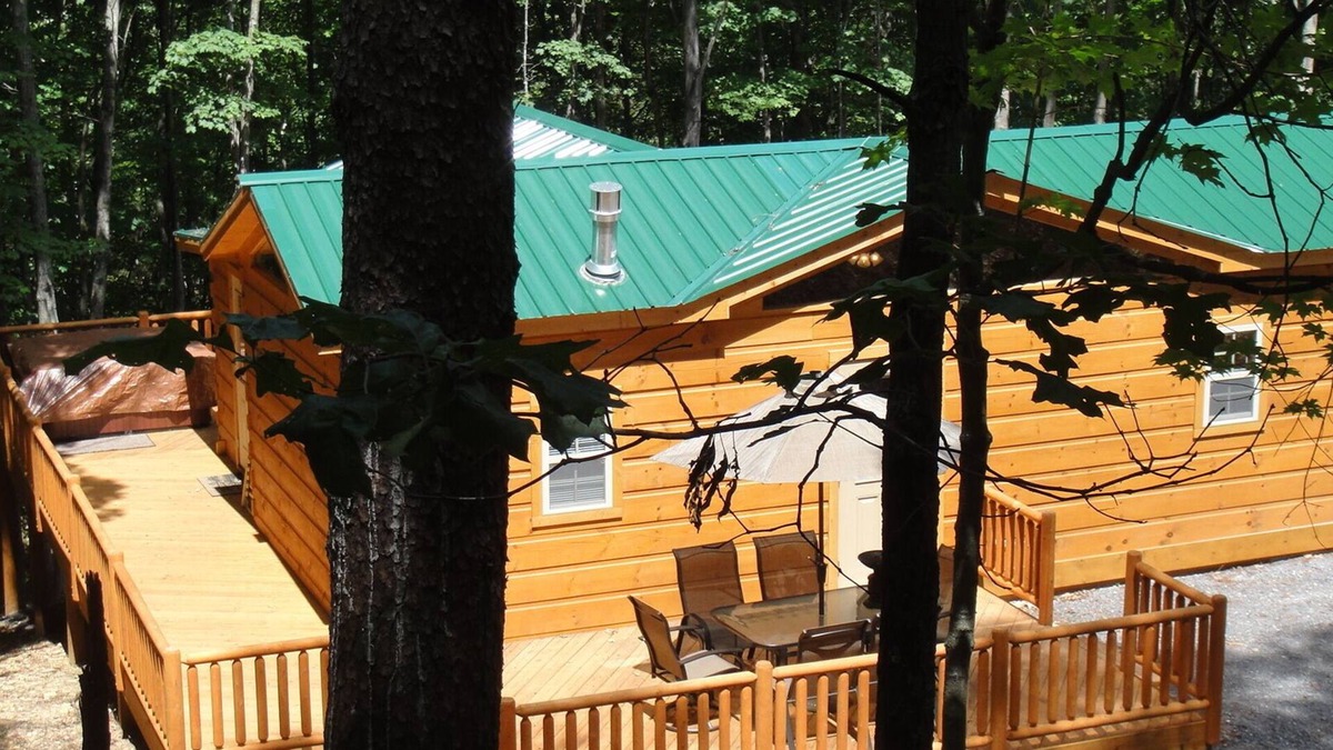 Berkeley Springs Cabin | Private Log Cabin - Hot Tub, NEW SatelliteWi-Fi, Fireplace, Sm Pet Considered