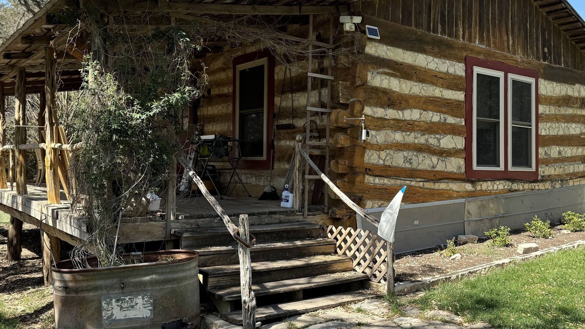 Comfort Cabin | Private log cabin in the country w/big front porch, fenced yard in Comfort.