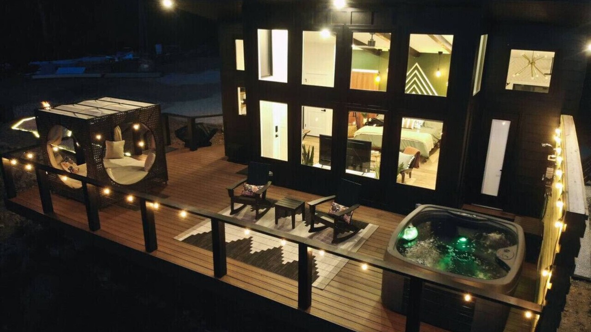 Campton Apartment | Private Lux Getaway/Hot Tub/Double Shower/Cabana