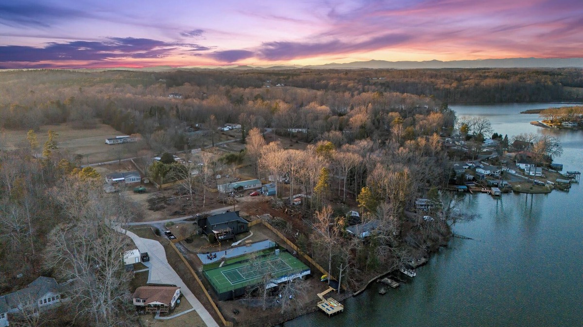 Greenville - Spartanburg House | Private Luxe Lakefront Mansion: Swimspa, Pickleball, Basketball, Kayaks+ More!