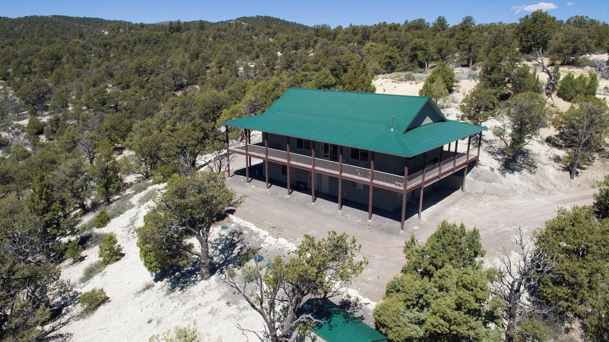 Mammoth Creek House | Private Luxurious Ridgetop Hideaway on 9 Acres! Between Bryce & Zion! AC