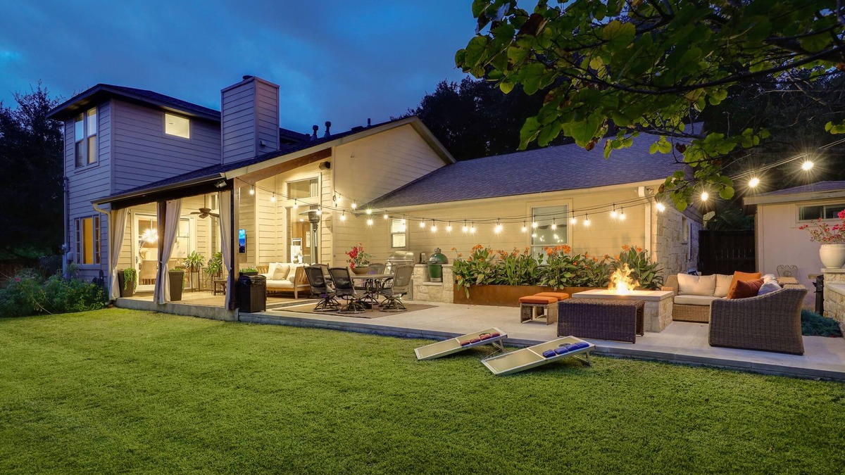 Woodhaven House | PRIVATE LUXURY HOME! 4mi to Downtown |4 Bedrm | 3 Bath | Sleeps 8