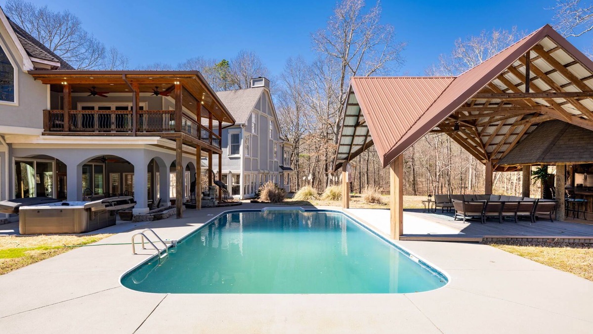 McDonald House | Private luxury home McDonald TN pool, hot tub, bar, volleyball, fitness, game rm
