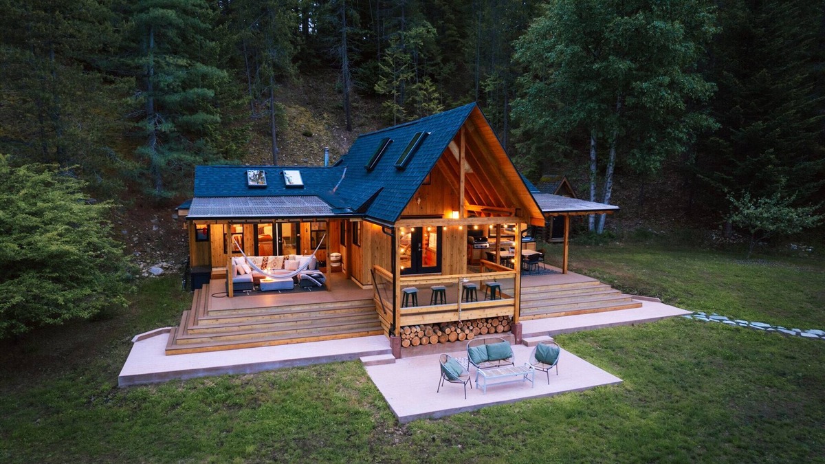 Nakusp Cabin | Private Luxury Lake House on large waterfront property with fire-heated hot tub