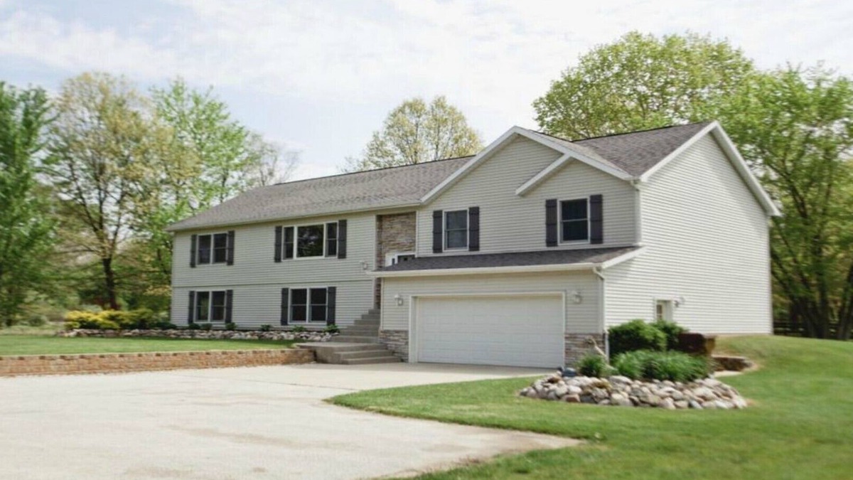 Bridgman House | Private Luxury Lake MI Retreat on 2 acres w/Hot Tub - Close to Beaches/Wineries