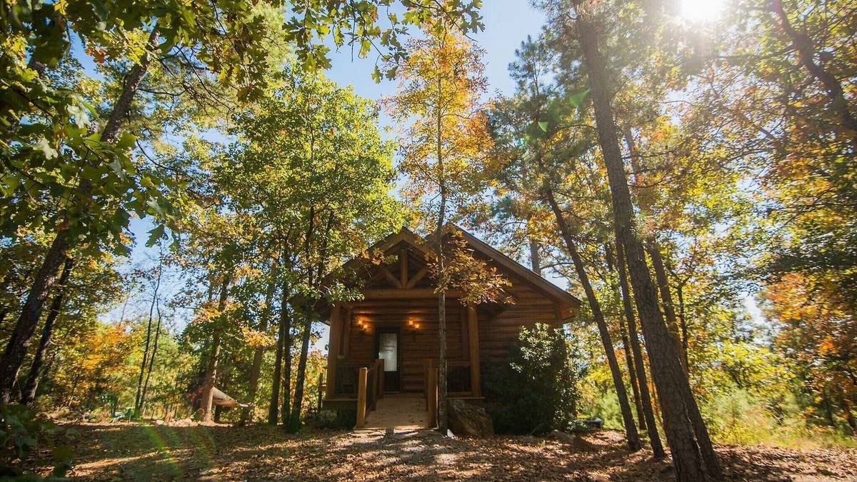 Ferndale Cabin | Private Luxury Log Cabin Getaway w/hot tub 20 minutes west of Little Rock