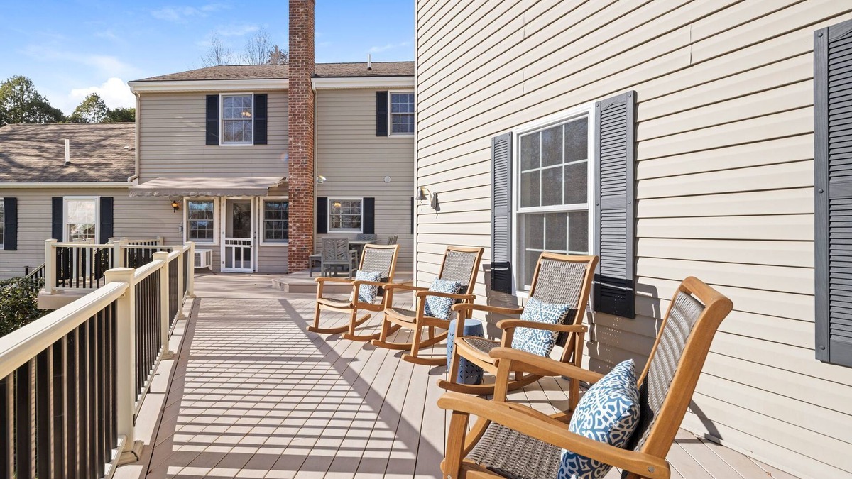 West Mystic House | Private Luxury Retreat <1 Mile to Downtown - Near Seaport & Aquarium - 5000sqft