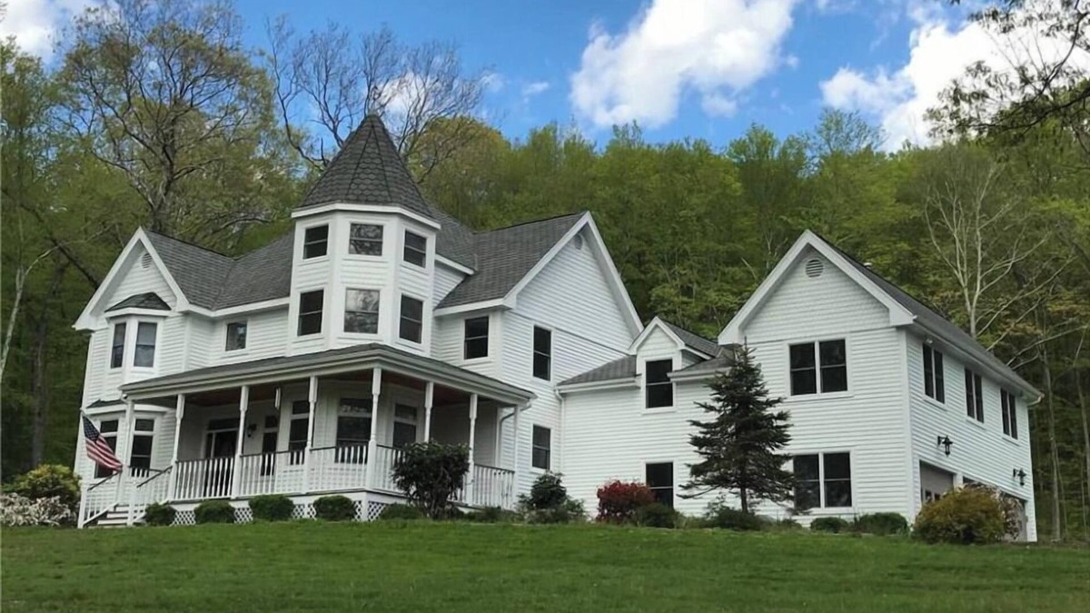 Easton House | Private Luxury Stay in Expansive Home & Property