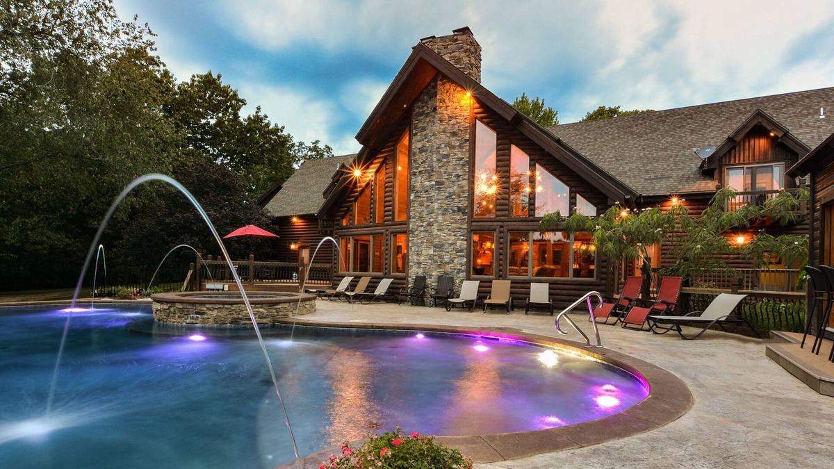 Marmaros House | Private Luxury Lakefront Lodge-Hot Tub~ HUGE Pool~Theater~Close to Branson