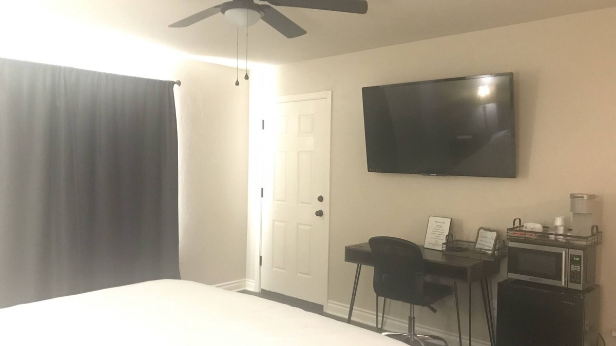 Wheatland House | Private Master Suite/Private Entrance
