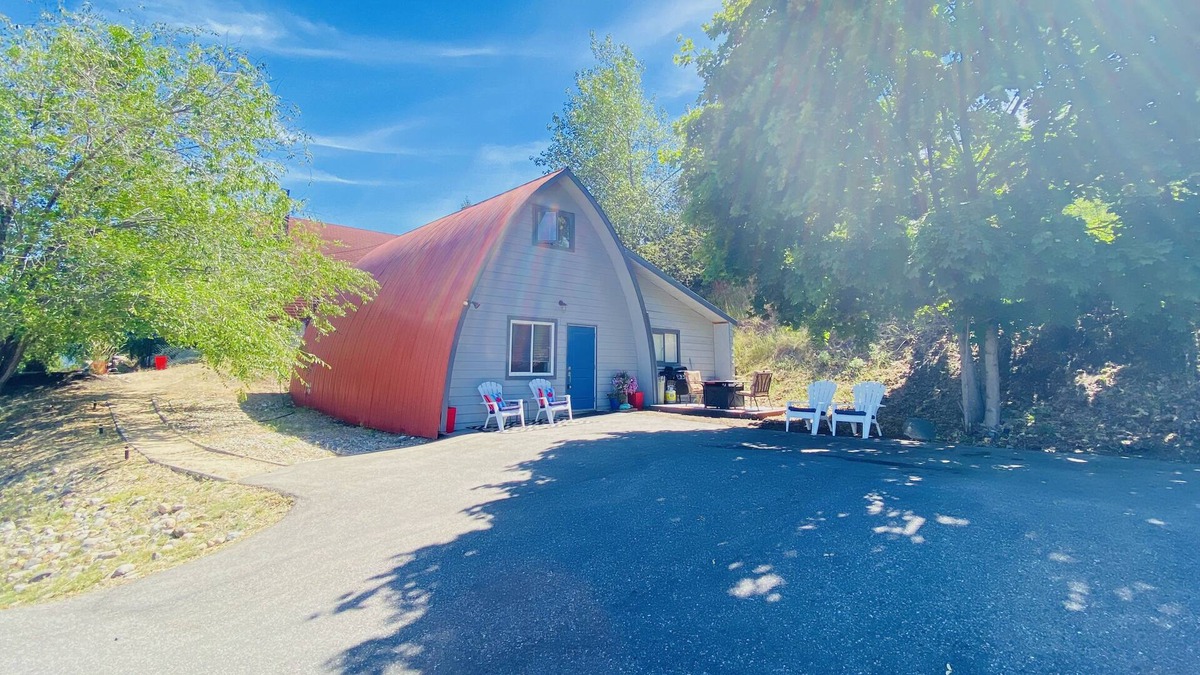 BX House | Private Middleton Mountain Chalet Bungalow. Pet Friendly W/amazing Views