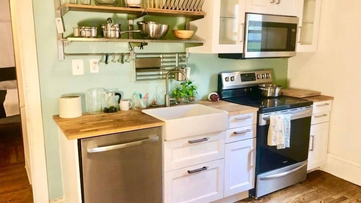 Garden Court Apartment | Private Modern 1 Bedroom - Back Patio, near UPenn