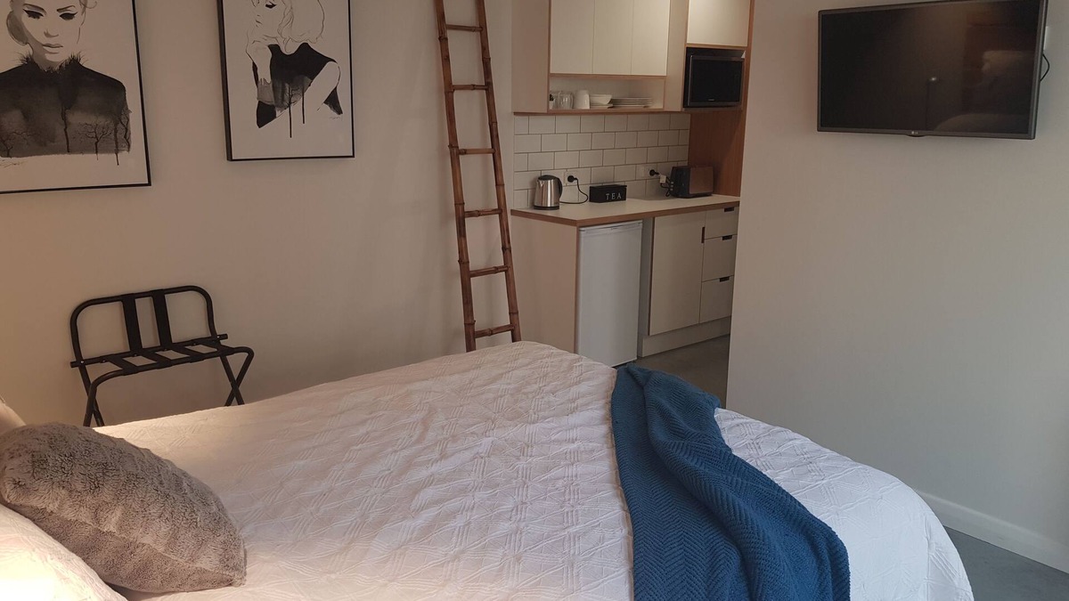 East Albury Apartment | Private, modern and close to town.