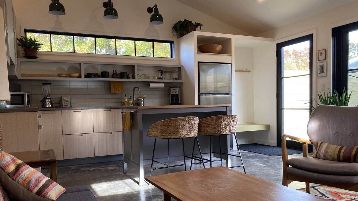 Beacon House | Private, modern carriage house. Great for couples!