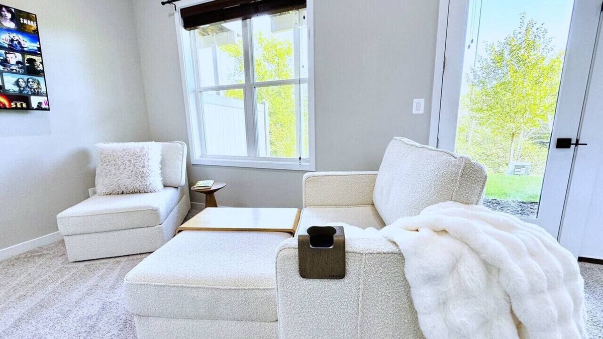 Chantilly House | Private, Modern+Cozy 1 BEDR+1 BTH Suite, Location!