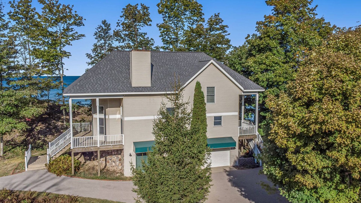 Manistee House | Private Modern Home On The Lakeshore