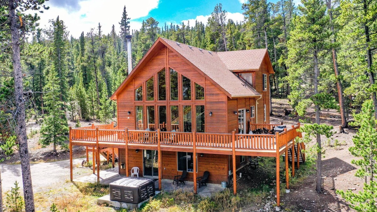 Valley of the Sun Cabin | Private, Mountain Views, Large Deck, Hot Tub - Alpenhaus