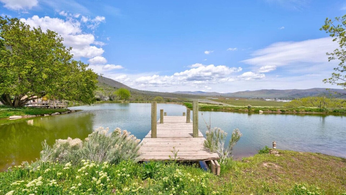 Mount Pleasant Cabin | Private Mtn Lodge w/Fish Pond and Private Hot Tub