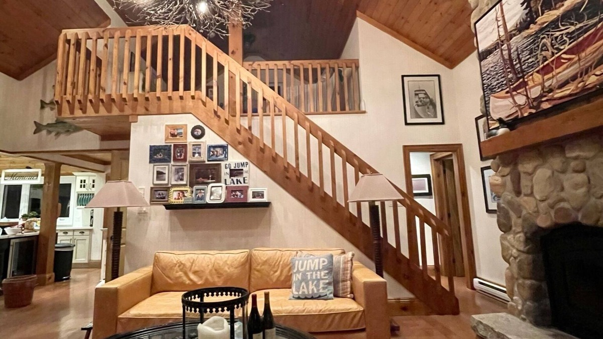 Utterson Cottage | Private Muskoka Island Getaway 6 BR on Skeleton Lake New Boathouse and Fast WiFi