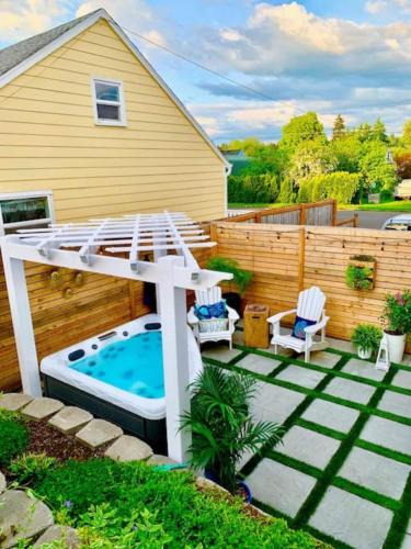 Camas Apartment | Private New Garden Apartment W Hot Tub