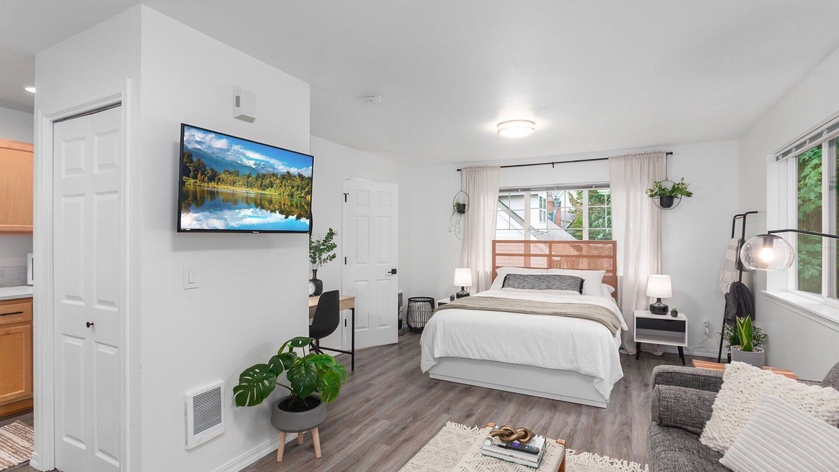 Crestwood Apartment | Private Newly Renovated modern loft studio with Free Parking, AC/Heat and WiFi