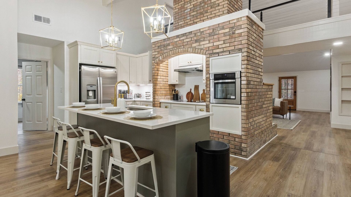 Northport House | Private Northport 4BR Cottage | Hot Tub, Game room, Workspace, Mins to DT UA
