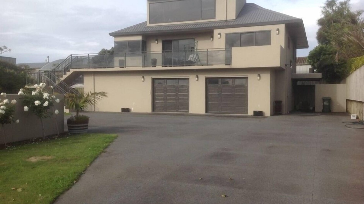 Oakura Apartment | Private 1-bedroom open plan unit, 2-minute walk to the beach
