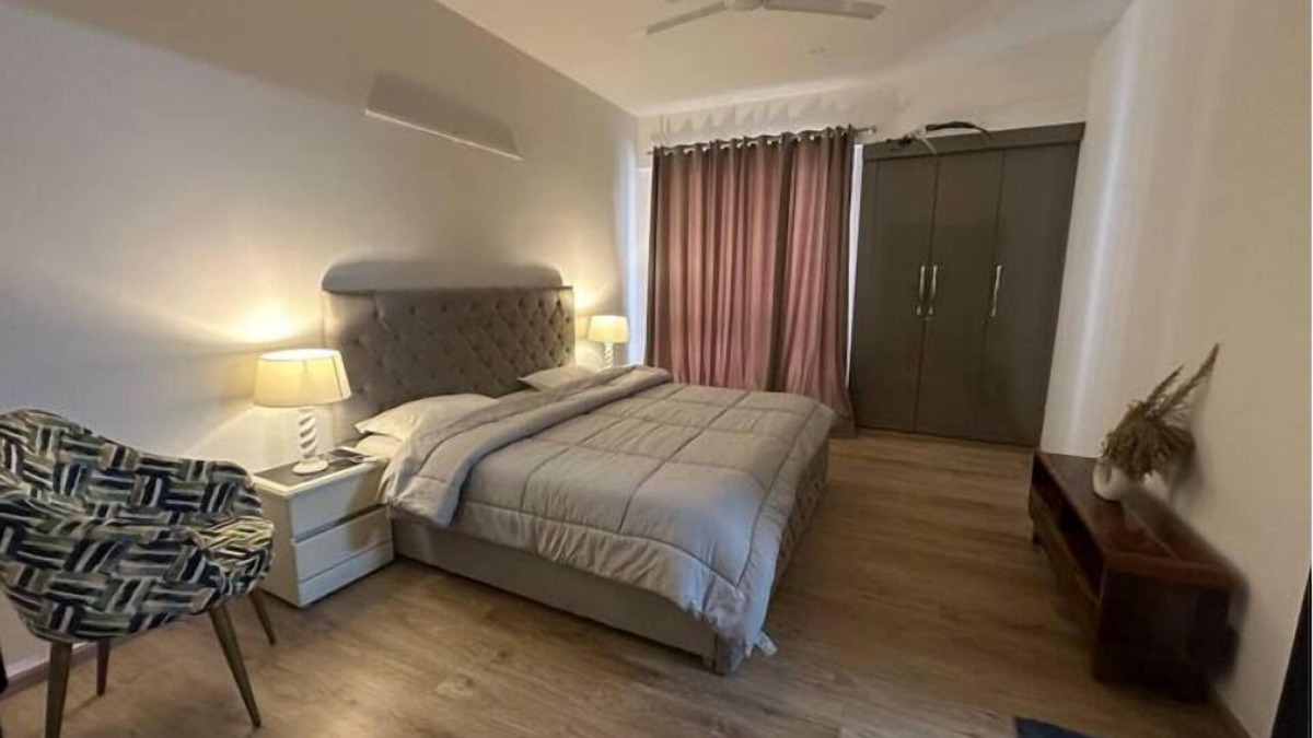 Noida Apartment | Private Oasis Garden Stunning 3 Bedroom Apartment