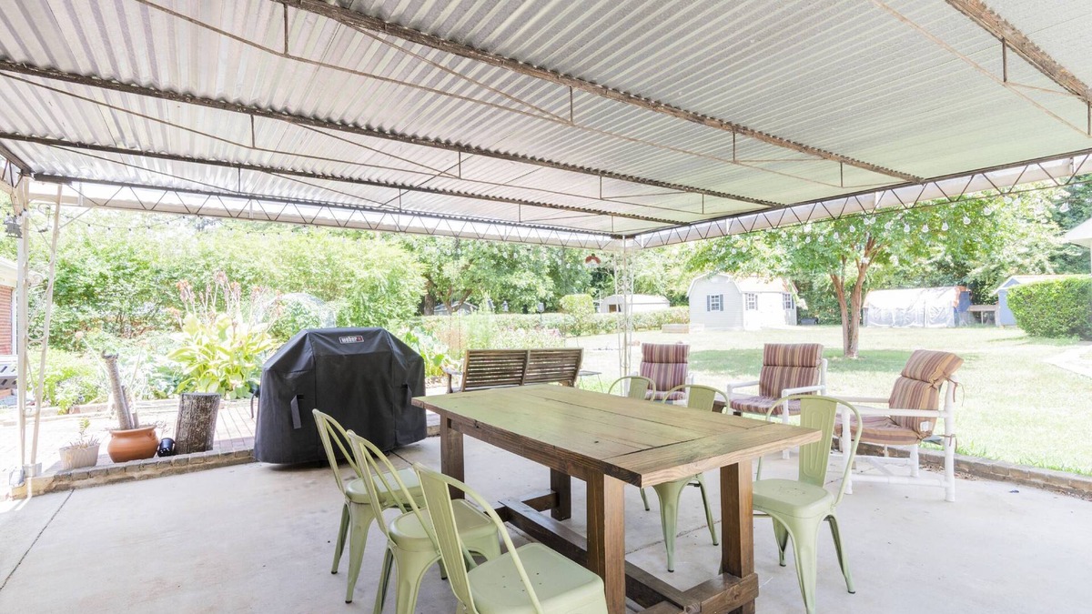 Oakdale House | Private Oasis w Big Yard, Garden, & Firepit! 10 min to Uptown, Golf & Airport! Pets OK +10% Off!
