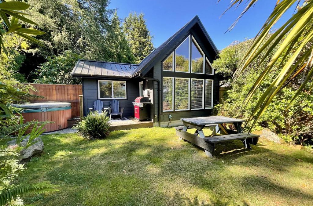 Ucluelet House | Private Oceanfront Cabin And Hot Tub! - Gww